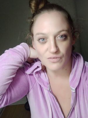 Pretty In Purple: Looking good in my favorite hoodie